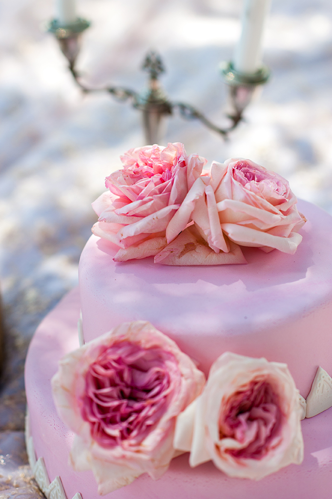 pink weddng cake with roses