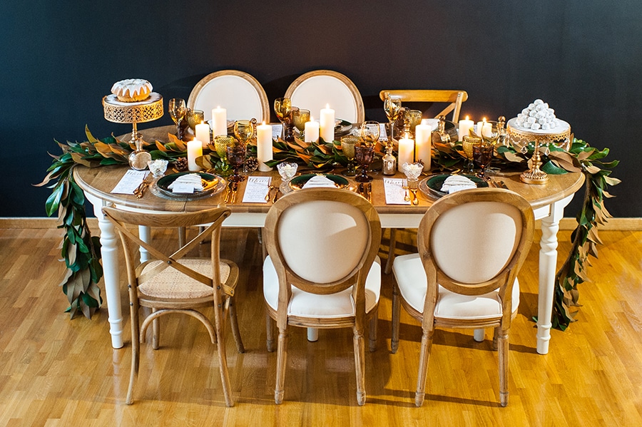 A minimal theatrical Christmas table