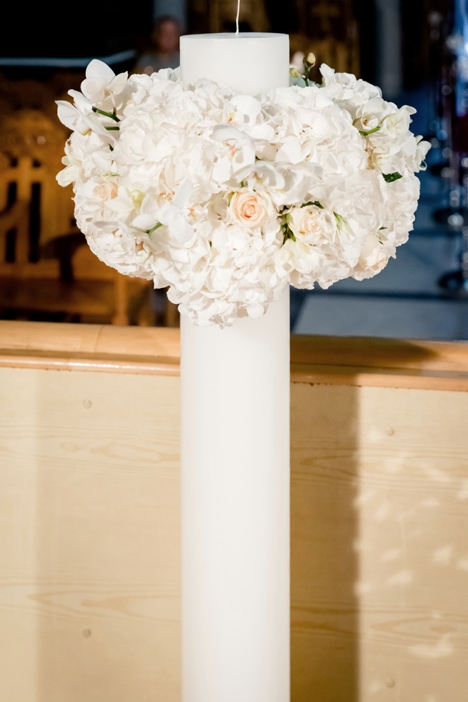 Λαμπάδες γάμου με λευκές ορτανσίες και τριαντάφυλλα
