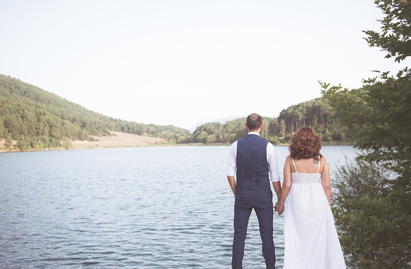 After day φωτογράφιση νύφης και γαμπρού σε λιμνη