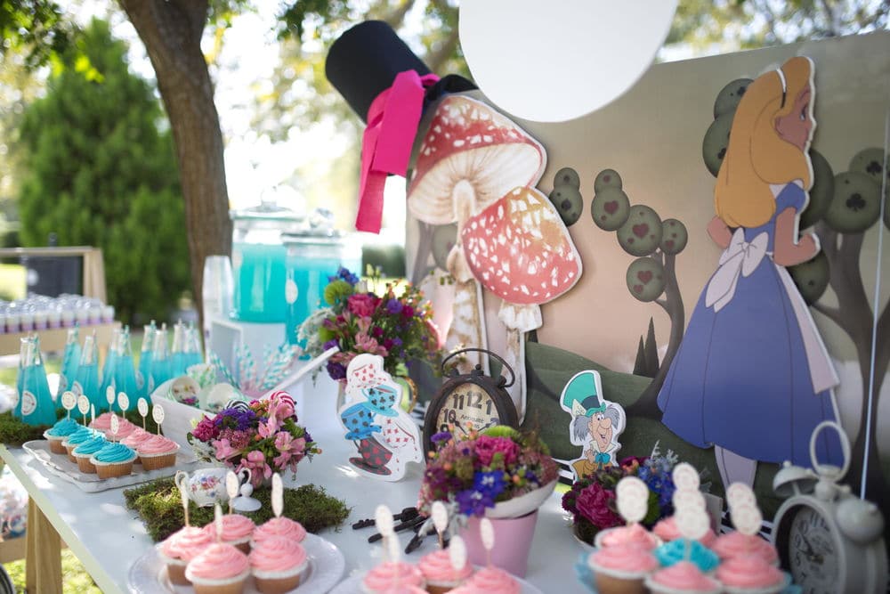 Alice in Wonderland themed γάμος