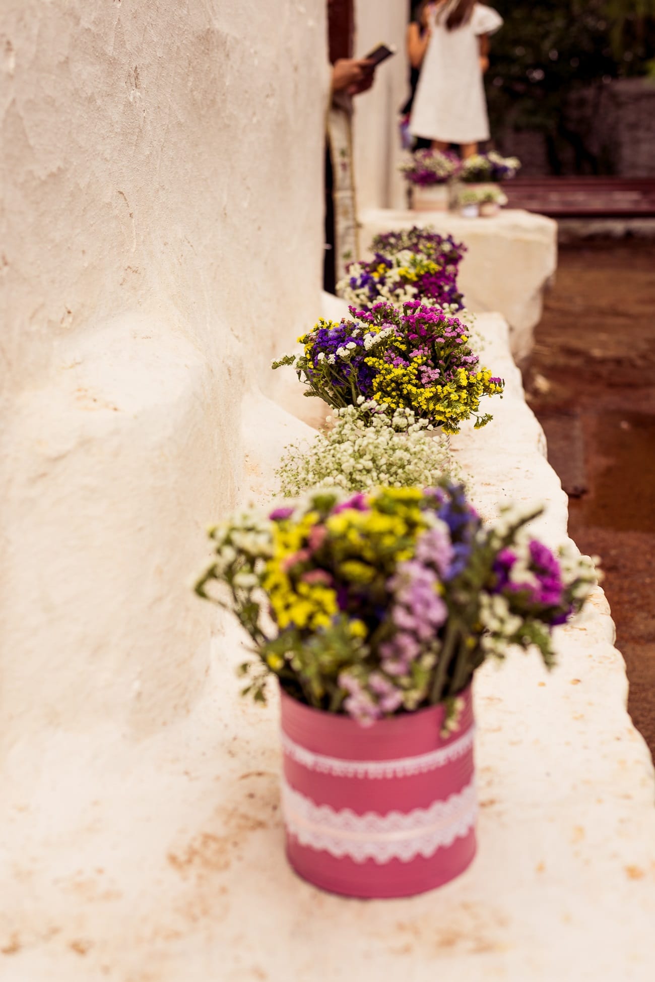 Rustic διακόσμηση γάμου με χρωματιστά λουλούδια του αγρού