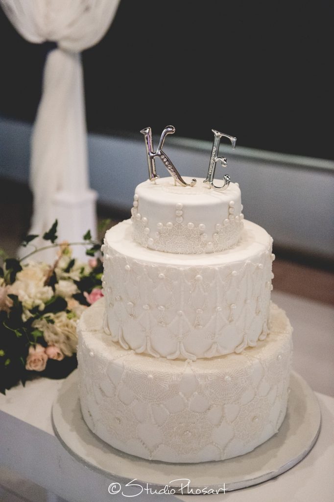 λευκή γαμήλια τούρτα
