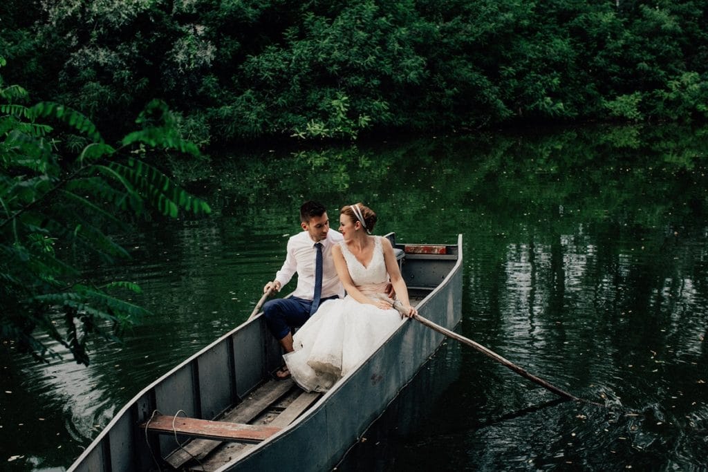 Φωτογράφιση νύφης και γαμπρού σε λίμνη Artographer