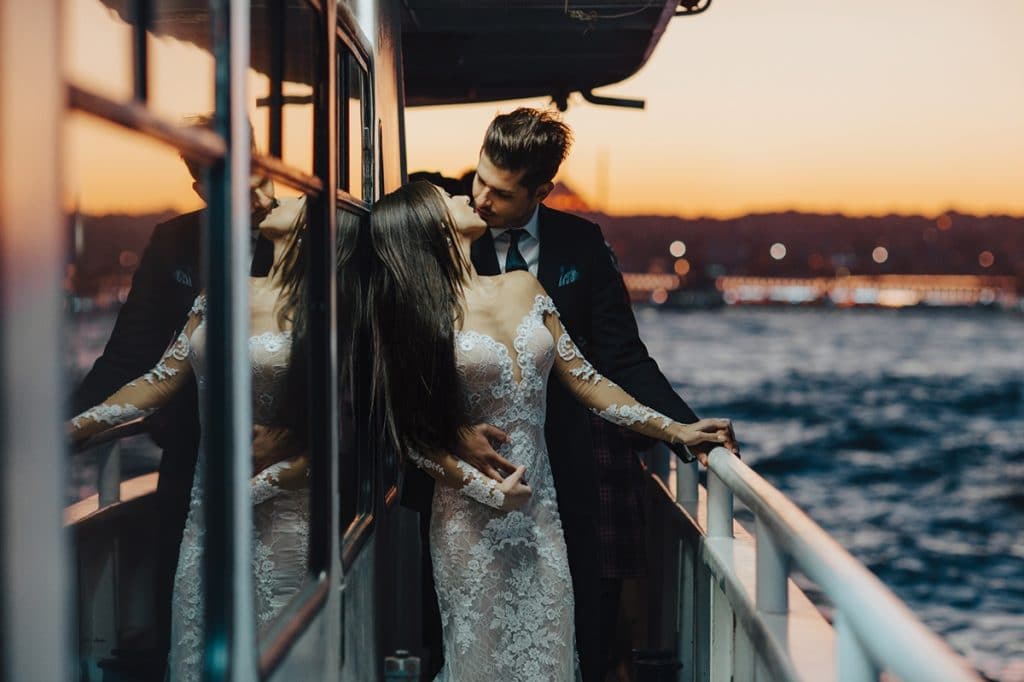 Φωτογράφιση νύφης και γαμπρού σε θάλασσα Artographer