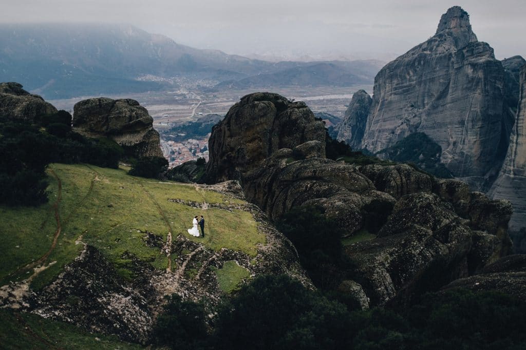 Φωτογράφιση νύφης και γαμπρού σε βουνό Artographer