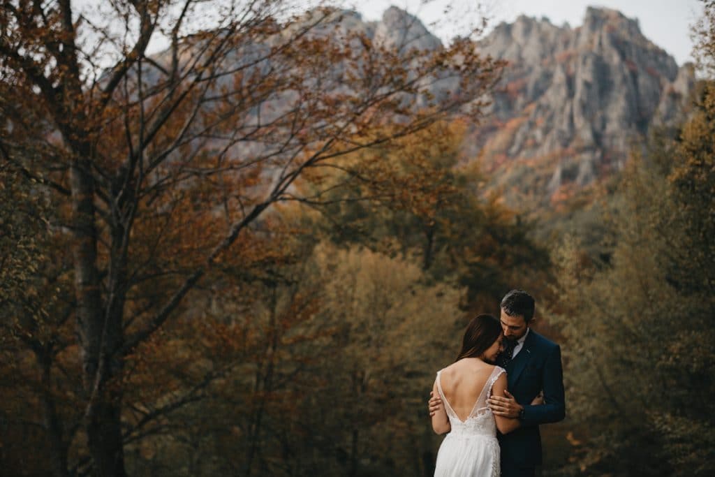Φωτογράφιση νύφης και γαμπρού στο δάσος Artographer