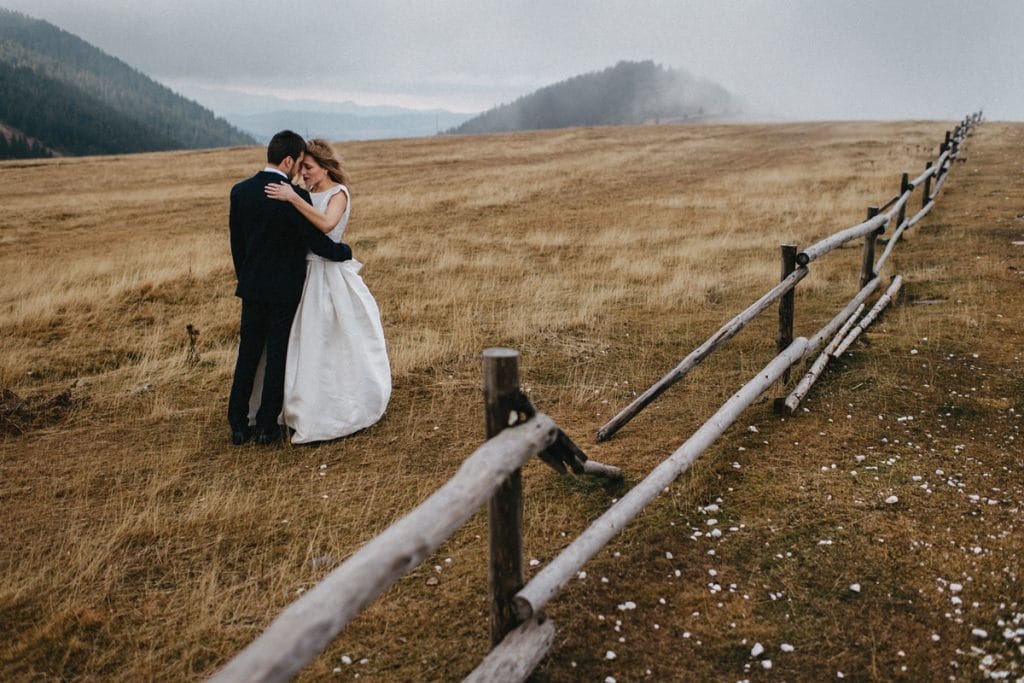 Φωτογράφιση νύφης και γαμπρού σε χωράφιArtographer