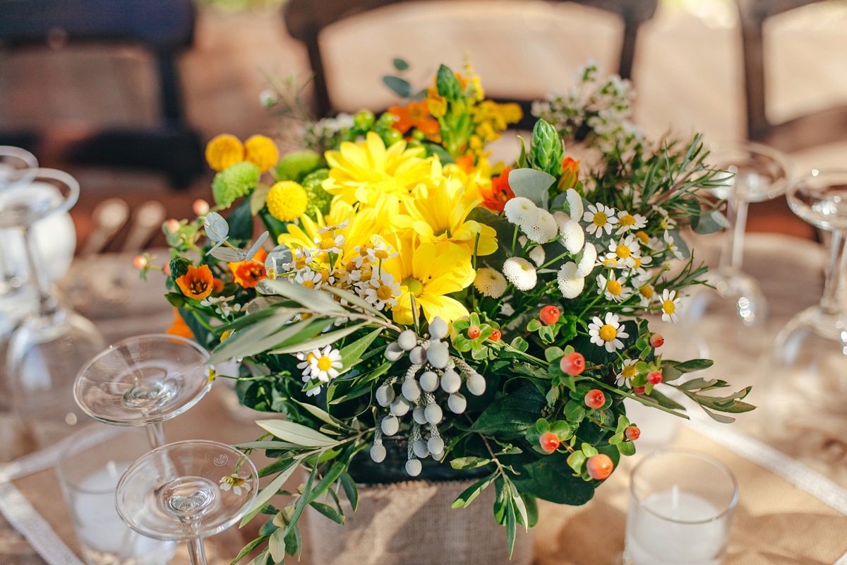 Centerpiece γάμου με φθινοπωρινά λουλούδια