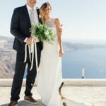 φωτογράφιση γαμπρού και νύφης στη Σαντορίνη