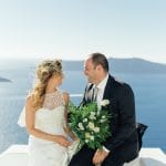 φωτογράφιση γαμπρού και νύφης με θέα θάλασσα