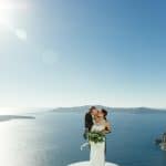 φωτογράφιση γαμπρού και νύφης με θέα θάλασσα