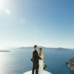 Φωτογράφιση γαμπρού και νύφης με θέα θάλασσα