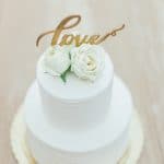 λευκή τούρτα γάμου και cake topper love