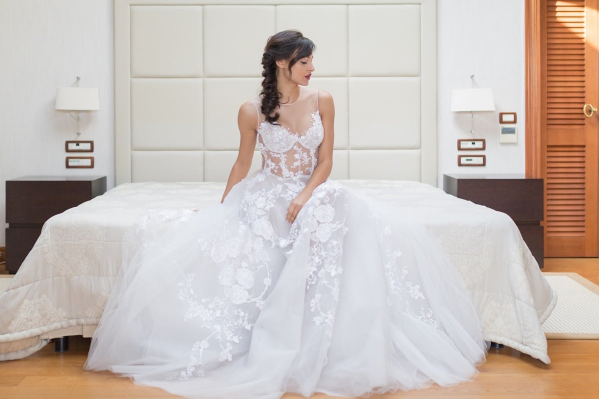 A line wedding dress with transparencies Kathy Heyndels
