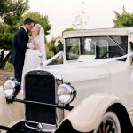 Vintage αυτοκίνητο για τη μεταφορά της νύφης και του γαμπρού