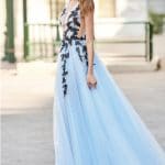 Μακρύ γαλάζιο φόρεμα με τούλινη φούστα και λεπτομέρεις από μαύρα κεντήματα για την κουμπάρα Christos Costarellos