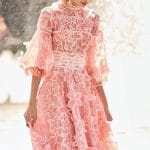 Ροζ midi φόρεμα με 3D κεντήματα για την κουμπάρα Christos Costarellos