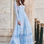 Μακρυμάνικο γαλάζιο φόρεμα με κλειστή λλαιμόκοψη για την κουμπάρα Christos Costarellos