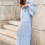 Γαλάζιο μακρύ φόρεμα με μανίκια καμπάνες και διαφάνειες για την κουμπάρα Christos Costarellos