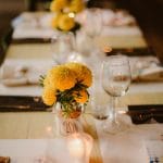 Ιδέες για rustic διακόσμηση γάμου με κίτρινες μαντζουράνες