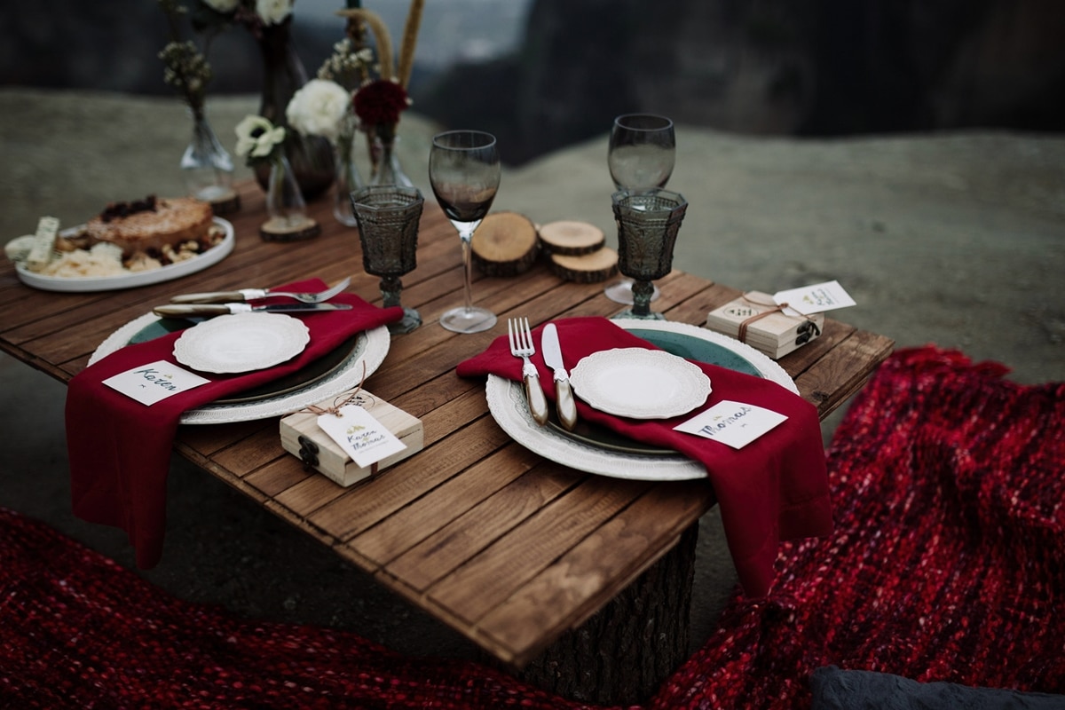 Ideas for winter wedding table setting in deep red colors