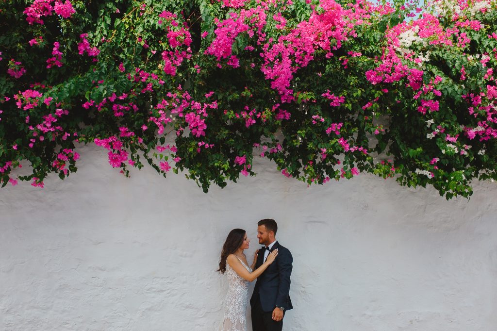 Φωτογράφιση γάμου σε νησί με μπουκαμβίλιες Labrini Sotiriou