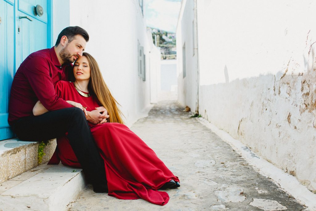 Pre wedding engagement φωτογράφιση με κόκκινο φόρεμα Labrini Sotiriou