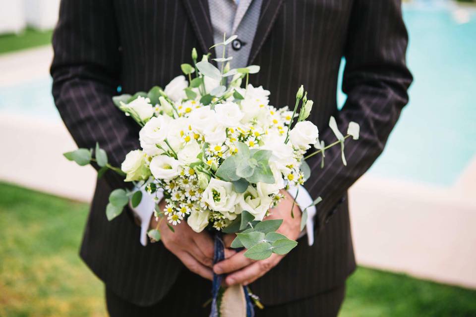 Bridal bouquet with roses and chamomile