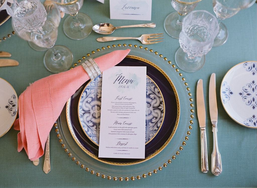 Ρομαντικό glam table setting για γάμο σε νησί