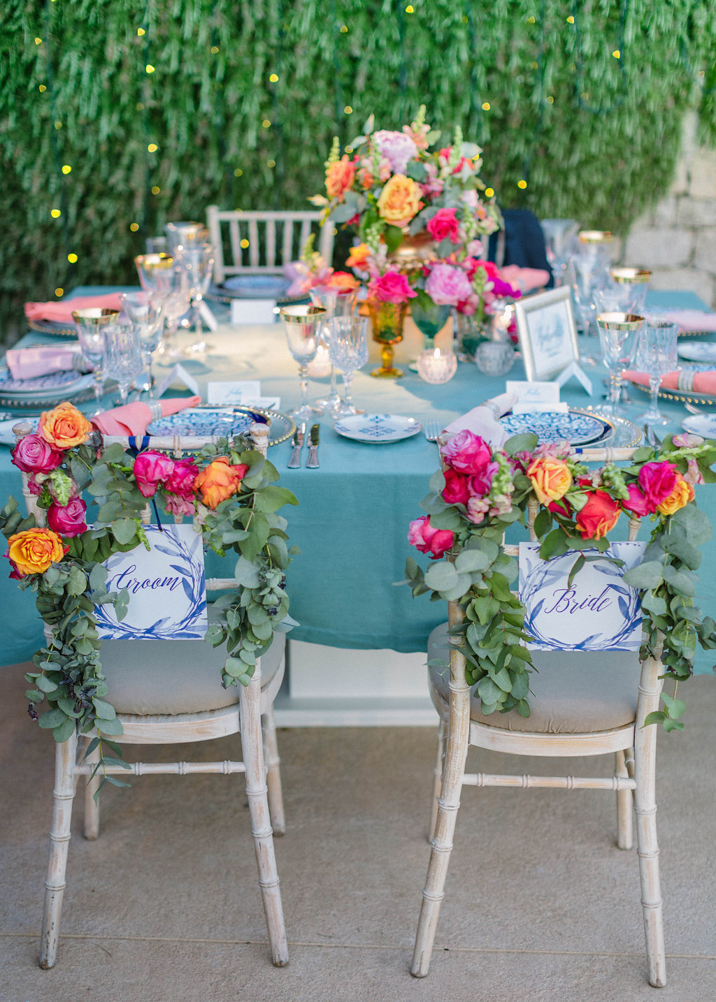 Boho glam ρομαντική διακόσμηση γάμου με τριαντάφυλλα στις καρέκλες της νύφης & του γαμπρού