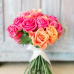 Καλοκαιρινή νυφική ανθοδέσμη με ροζ & ροδακινί τριαντάφυλλα