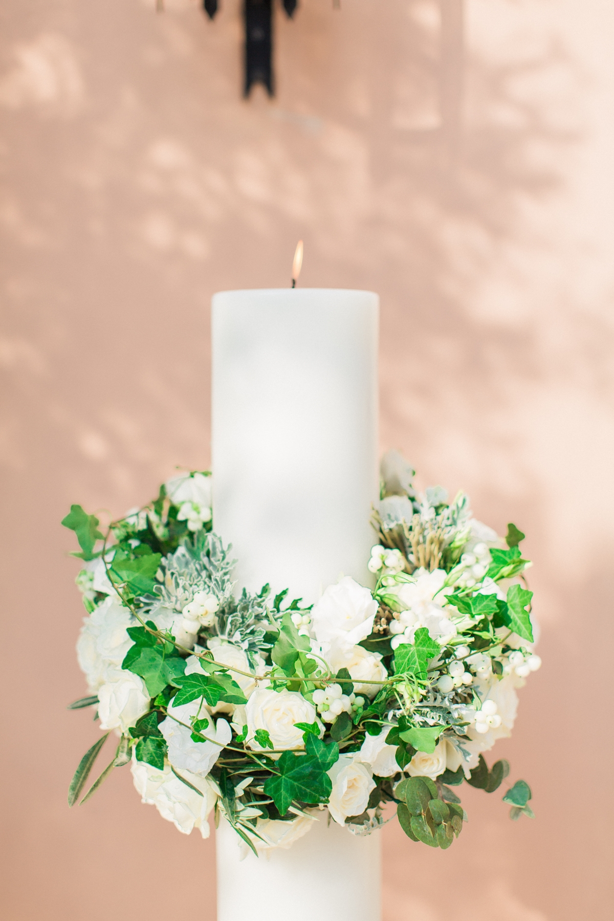 Λαμπάδες γάμου με στεφάνι από λευκά τριαντάφυλλα, κισσό και φύλλα ελιάς