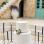 Λευκή τούρτα γάμου για rustic γάμο με κλαδιά και φύλλα ελιάς