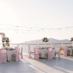 Ρομαντικός γάμος στη Σαντορίνη με ροζ χρώμα