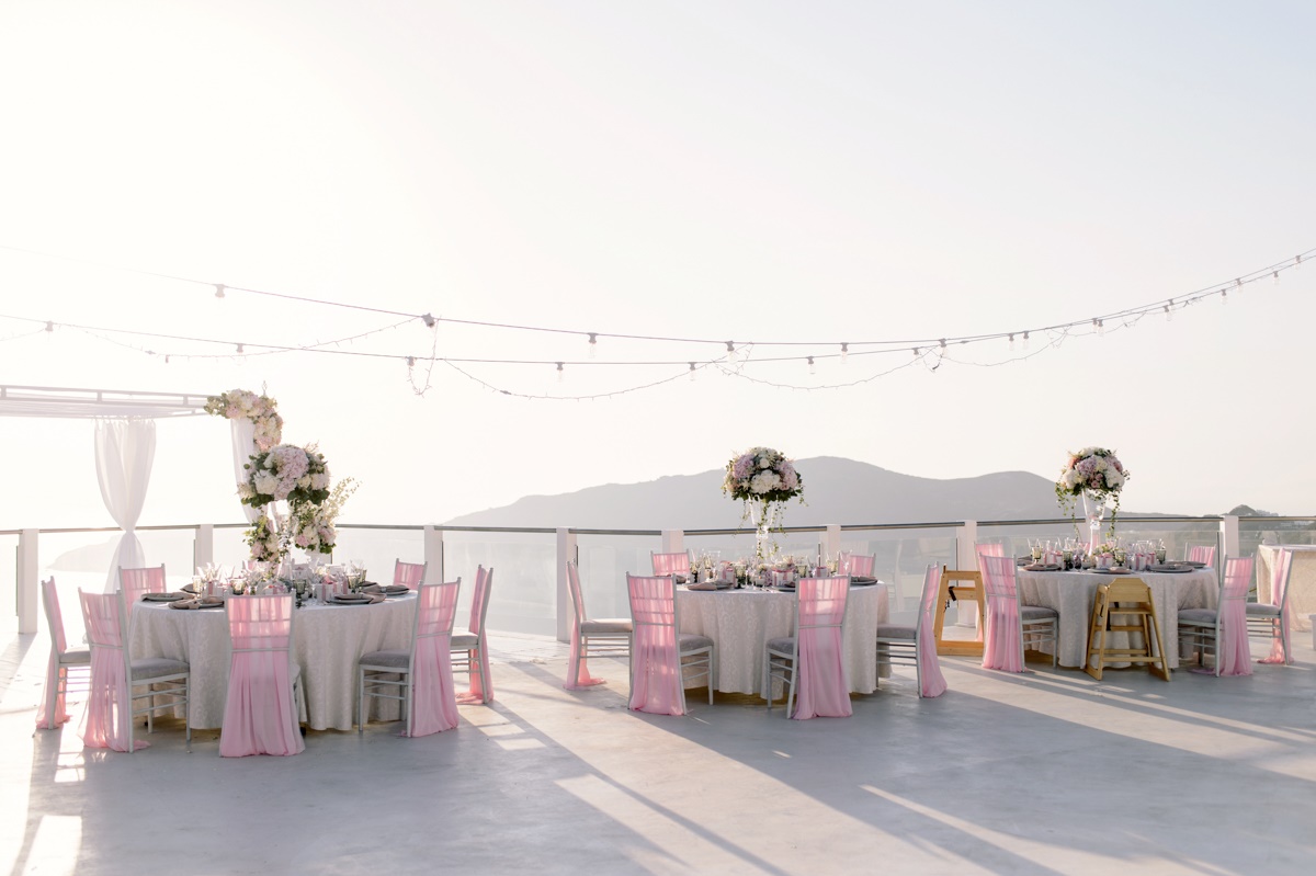 Ρομαντικός γάμος στη Σαντορίνη με ροζ χρώμα