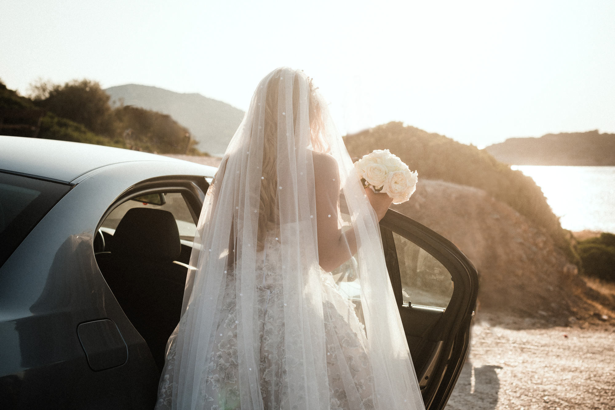 Άφιξη νύφης στην εκκλησία με αμάξι