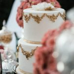 Διόροφη τούρτα γάμου με χρυσές λεπτομέρειες