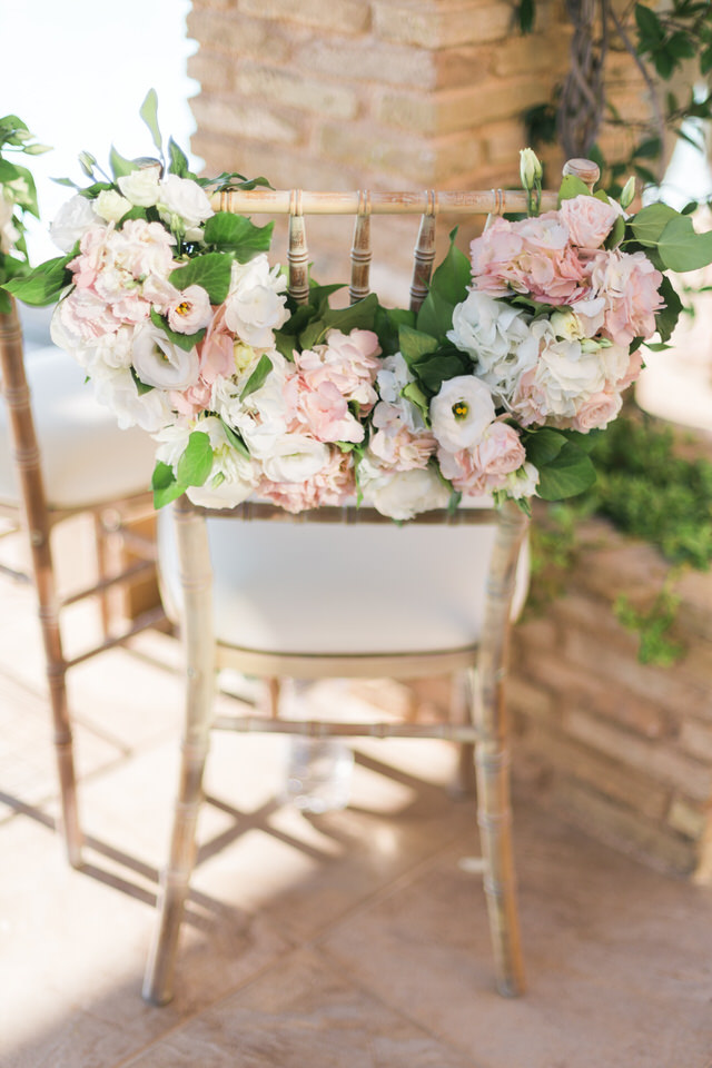Ρομαντική διακόσμηση γάμου με ροζ και λευκά λουλούδια