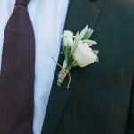 Μπουτονιέρα γαμπρού με τριαντάφυλλο