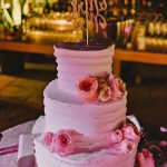 τριόροφη ροζ γαμήλια τούρτα