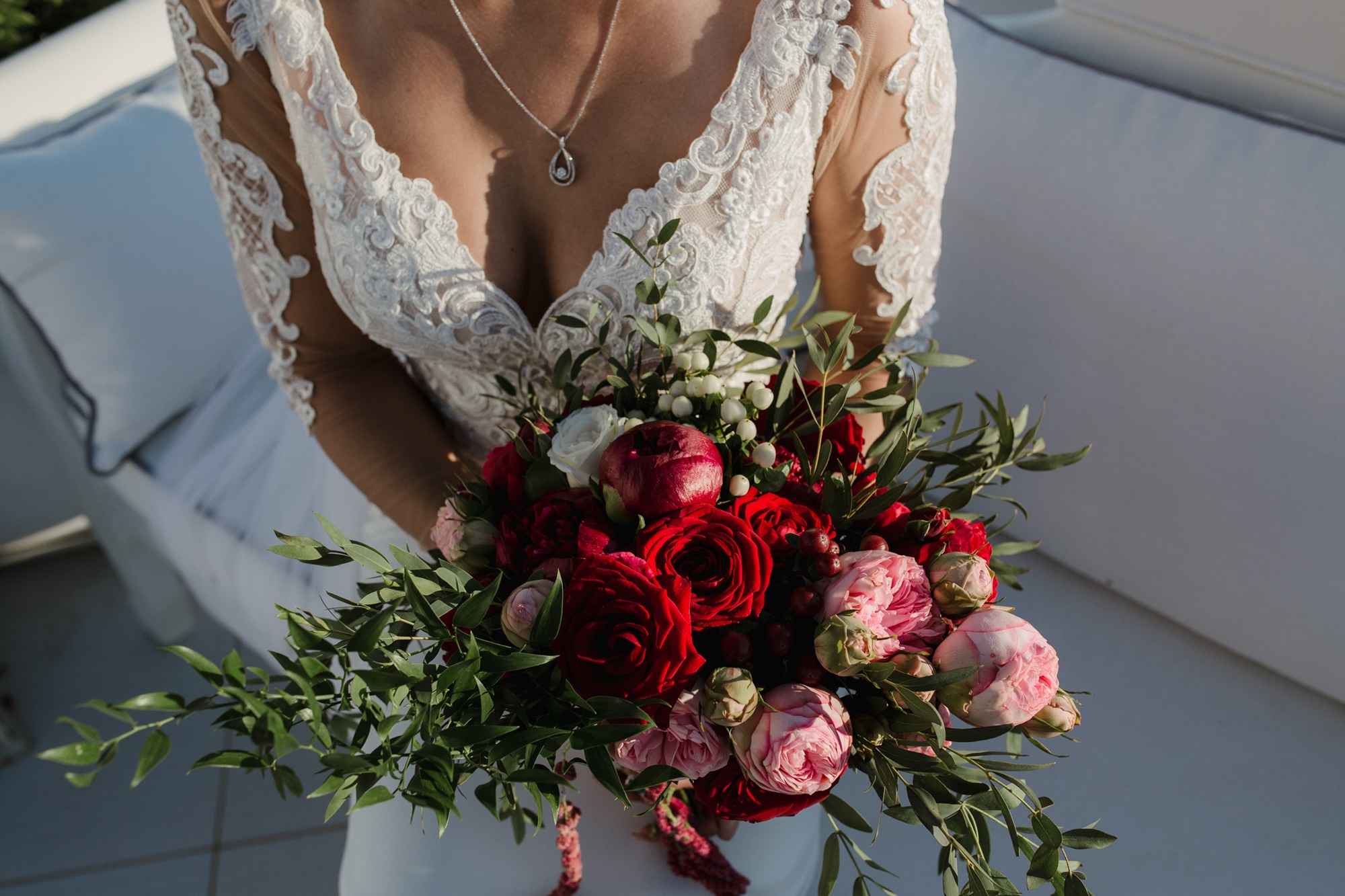 Γάμος στη Σαντορίνη ντυμένος στο κόκκινο & το λευκό