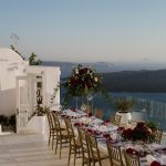 γαμήλιο τραπέζι στην Σαντορίνη με θέα την θάλασσα