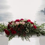 διακόσμηση γάμου με λευκά και κόκκινα τριαντάφυλλα
