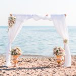 ρομαντική αψίδα λουλουδιών στην παραλία