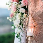 ρομαντικός στολισμός με κεριά και λευκά και ροζ τριαντάφυλλα