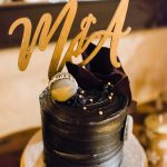 διώροφη μαύρη γαμήλια τούρτα