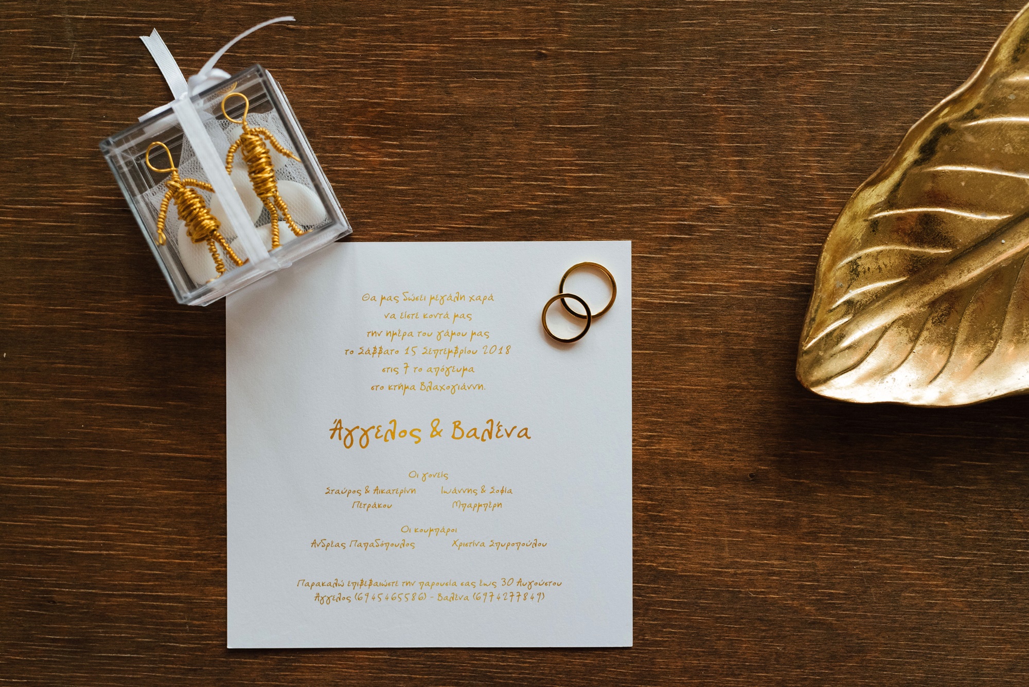Intimate wedding with rustic touches and olive brunces