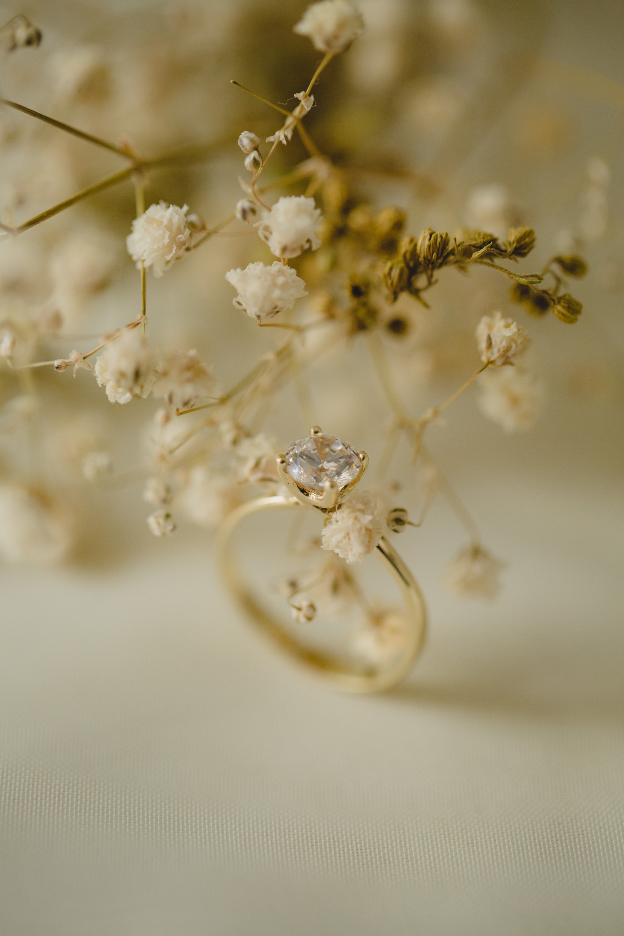 Ρομαντικός γάμος με λευκά τριαντάφυλλα