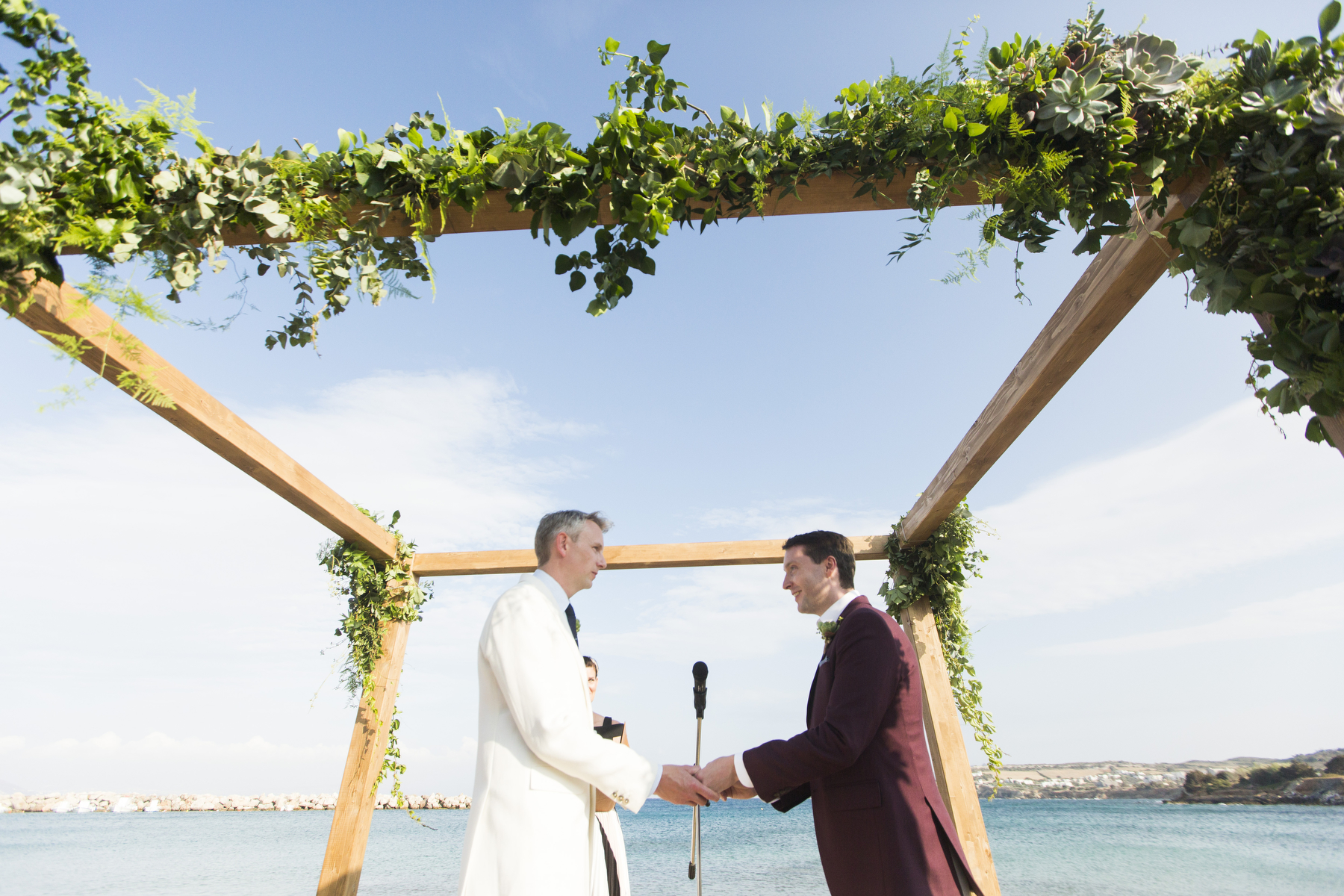 Καλοκαιρινός γάμος στην Πάρο με δύο κομψούς γαμπρούς